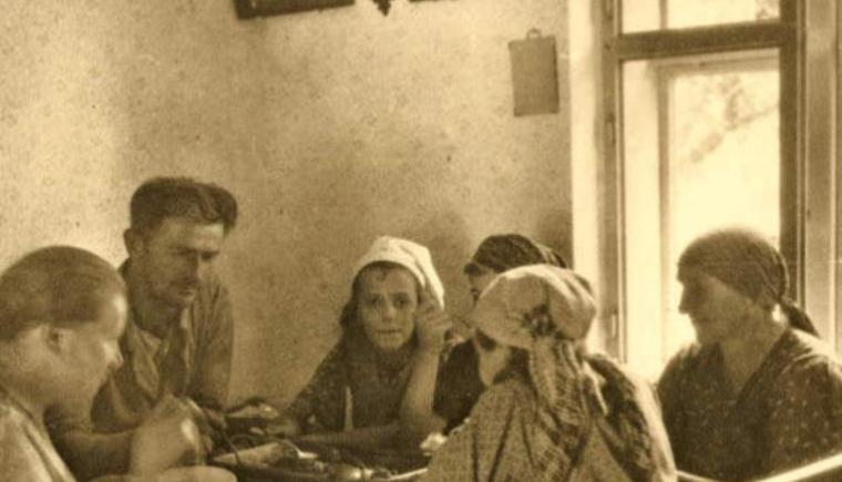 V kuchyni i u stolu