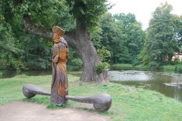 Dřevěné sochy u zámeckého jezírka