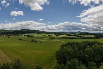 Pohled z rozhledny na Besednici a Slepičí hory