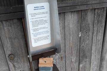 Návod na použití reliéfní razidla je umístěn na vnitřní straně víka 