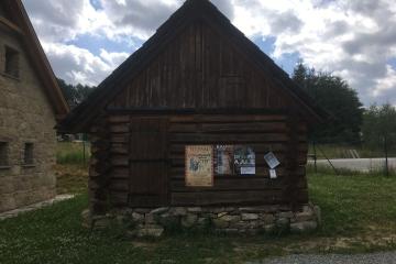 Tvrz Tichá - umístění na srubu v areálu